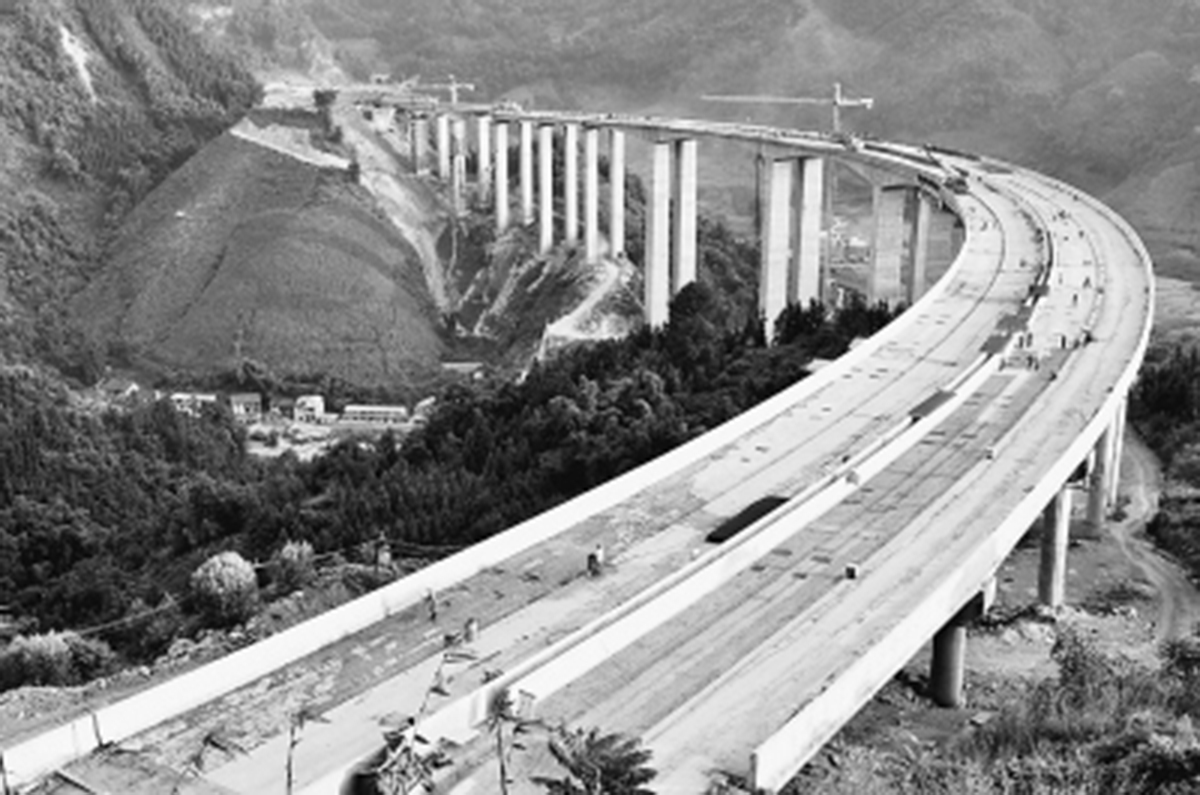 　　俯瞰建設中的拉會高架大橋，“C”字形蔚為壯觀。.jpg